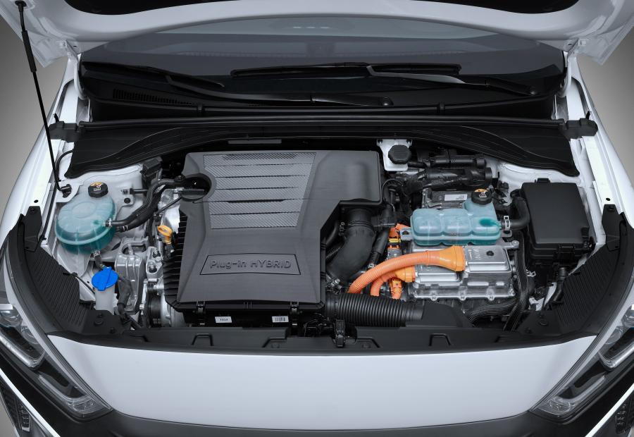Моторный отсек Hyundai IONIQ plug-in (AE) 2016 года  (фото 5 из 42)